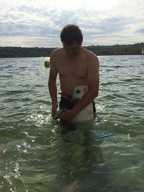 Baignade avec un chiot