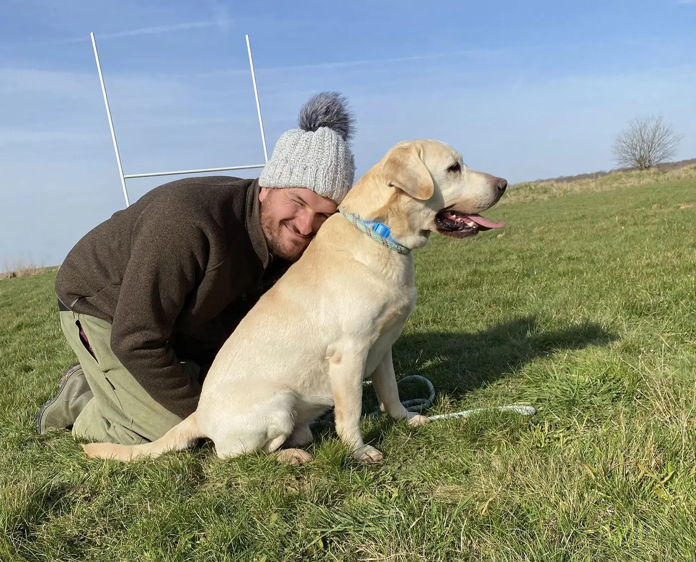 Guillaume avec un de nos labradors sable