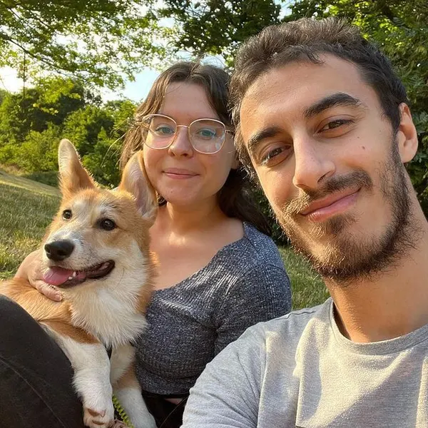 Un corgi avec sa famille d'adoption